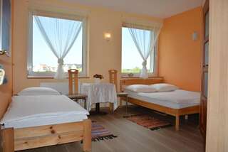 Отели типа «постель и завтрак» Sloneczny Dom Леба Трехместный номер с собственной ванной комнатой-3